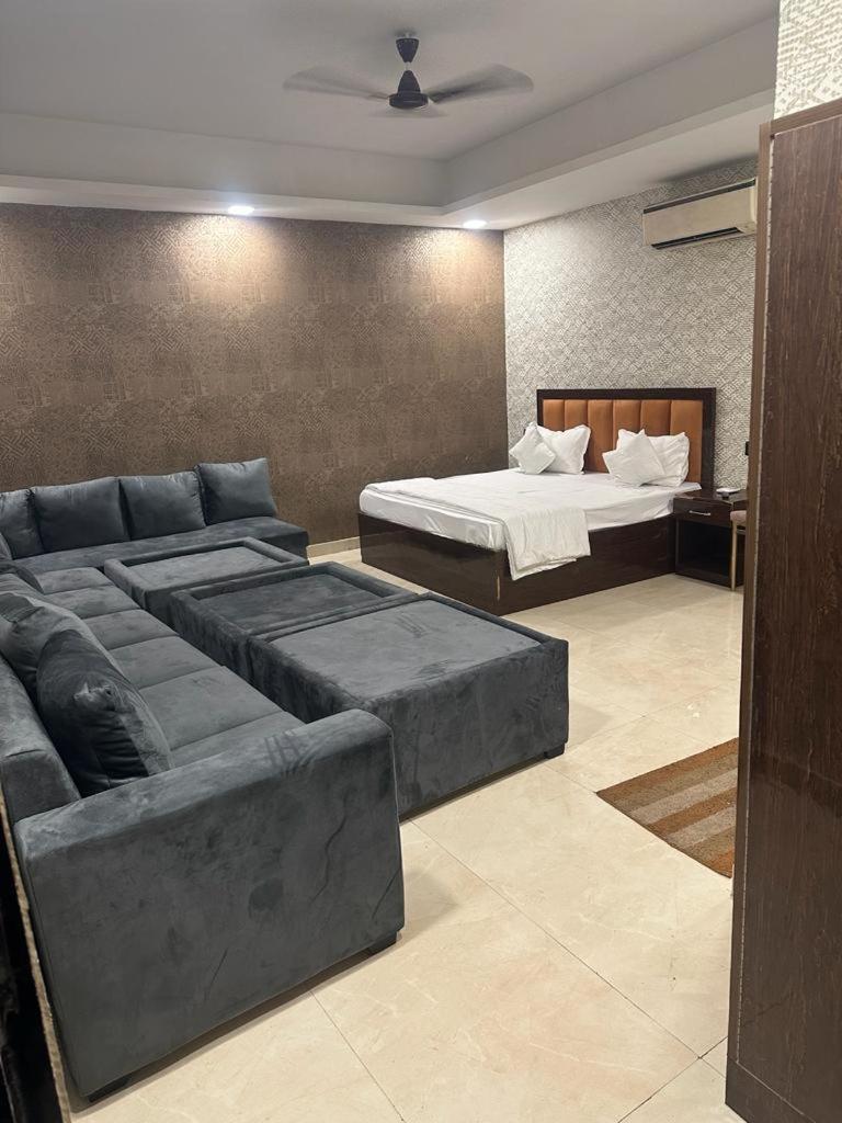 Ceremony Hotel And Banquets Faridabad Extérieur photo