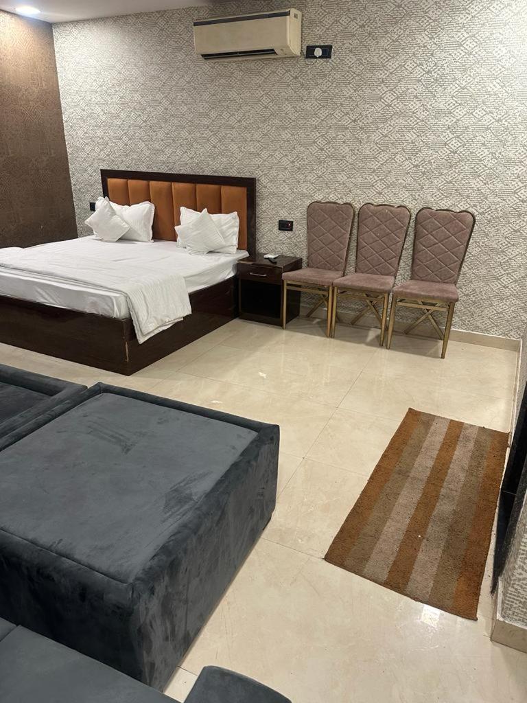 Ceremony Hotel And Banquets Faridabad Extérieur photo